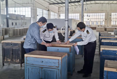 贛州海關(guān)助力江西仿舊家具首次出口美國!